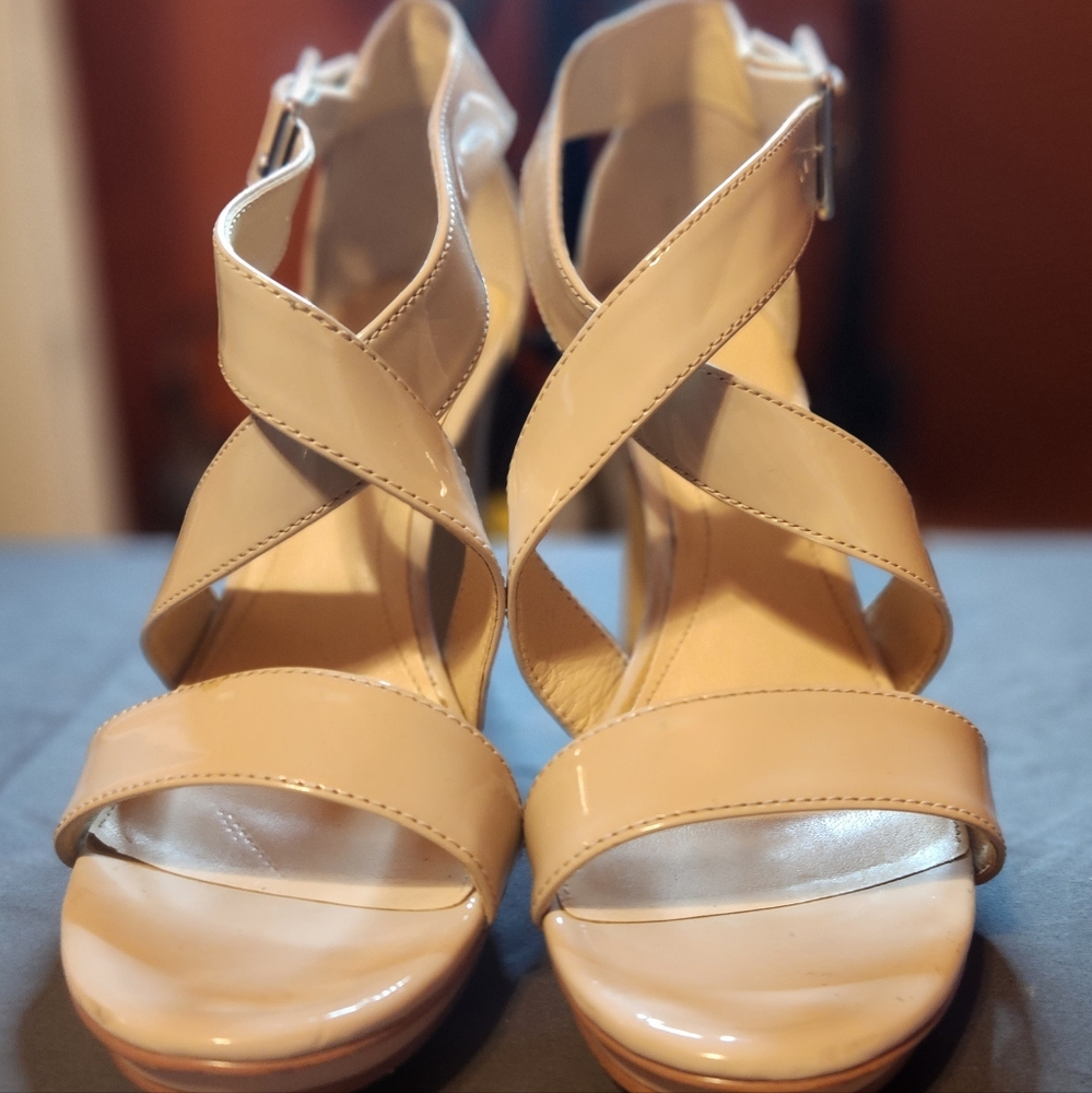 Size 9 Calvin Klein Platform Sandals in Patenr leather tan